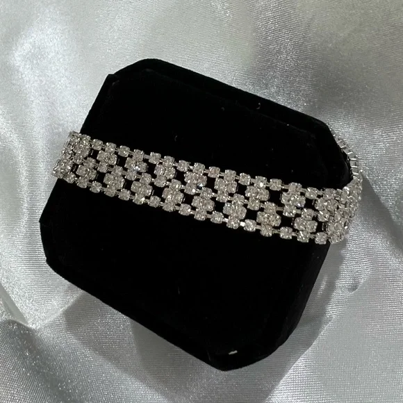 SWAROVSKI CRYSTAL BRACELET made with Swarovski Crystal & Elements - Picture 3 of 8